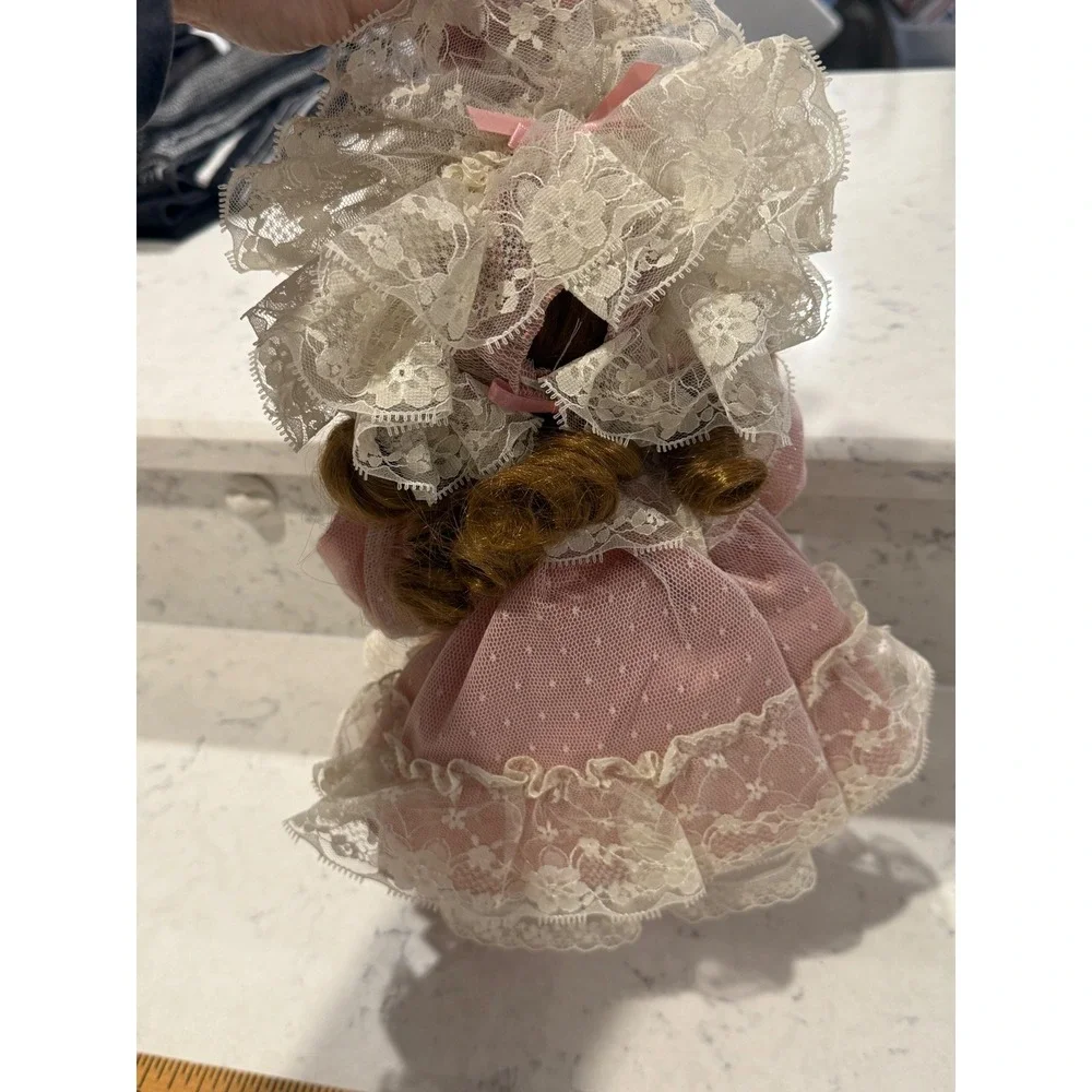Vintage Mann 1989 Porcelain Doll Pink Lace Dress Bonnet Collectible Toy‎